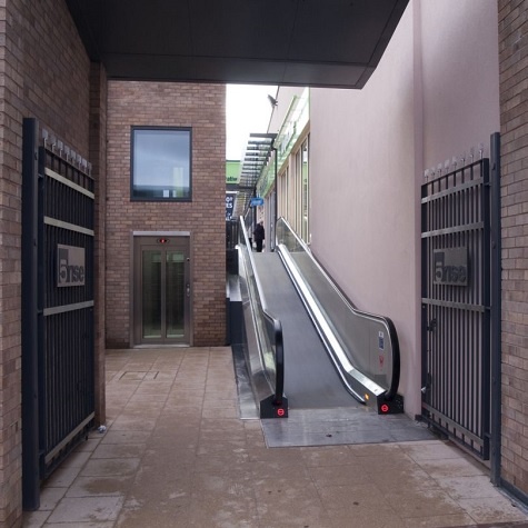 Outdoor inclined moving walkway